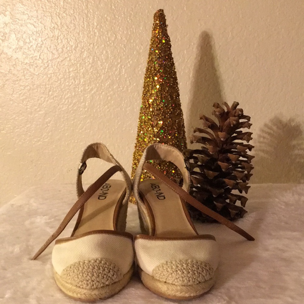 ✨Beige wedges!✨